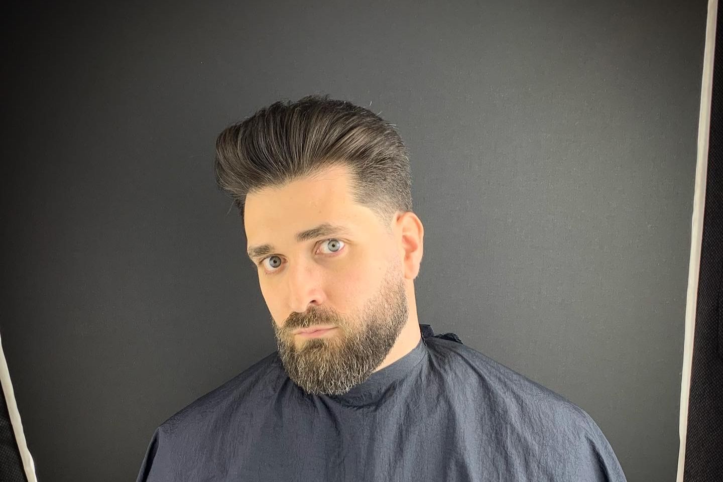 Corte clássico masculino com barba alinhada